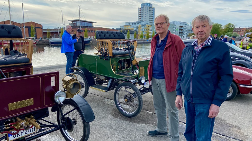Kalle Svalborg och Rolf Johansson hade med sig varsin bil som såg ut att vara från 1800-talet – men visade sig i själva verket vara byggda 2021.