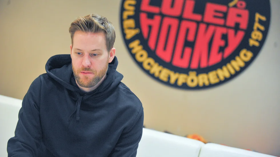 Linus Omark förlänger kontraktet med Genève-Servette med två säsonger.