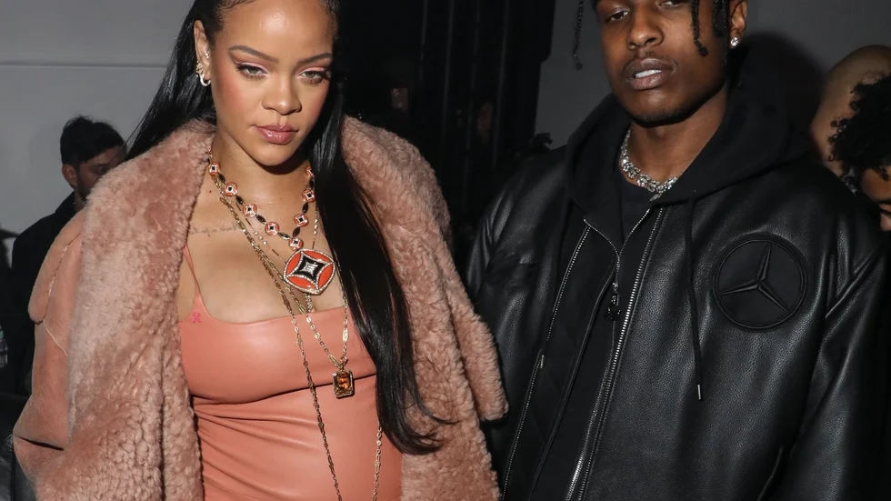 Rapparen Asap Rocky, som har två barn med megastjärnan Rihanna, ska upp i rätten i ett mål som gäller skott mot en tidigare vän ur rapkollektivet Asap för två år sedan. På bilden är Rihanna och Rocky (Rakim Mayers) på modeveckan i Paris i februari 2022. Arkivbild.