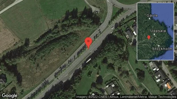 En personbil i trafikolycka på väg 55