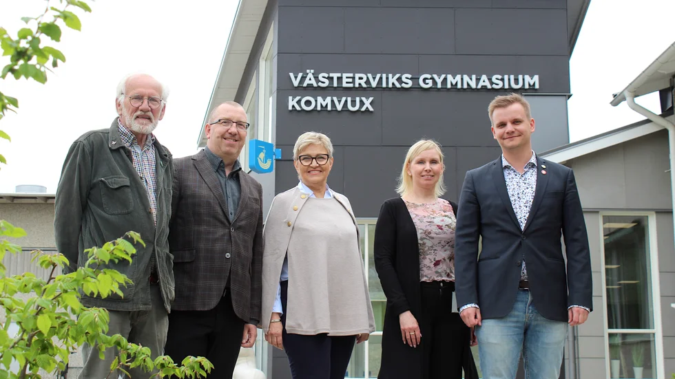 De presenterar ett nytt körkortsbidrag, som både ska locka fler till yrket och öka kompetensförsörjningen i kommunen: Per Sverud (MP), rektor Per-Erik Dahl, Anette Torstensson (C), programansvarig för vård- och omsorgsprogrammet Marlin Throzell Nilsson, samt barn- och utbildningsnämndens ordförande Marcus Fridlund (S). 