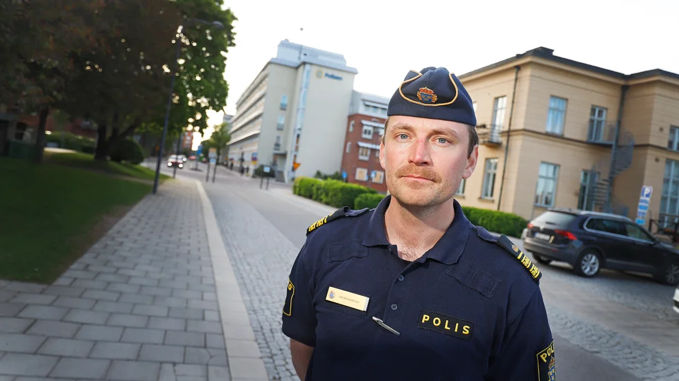 Oscar Nissfolk berättar att polisen jobbar efter tesen att det finns en koppling till pågående gängkonflikter.