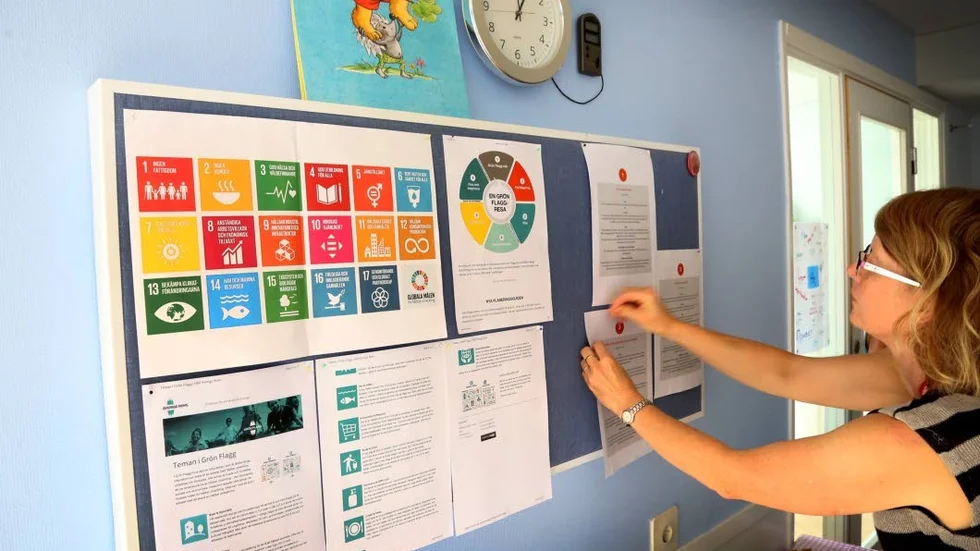 Ulrica Wesley visar hur förskolan Lindens miljöarbete med Grön flagg är organiserat.