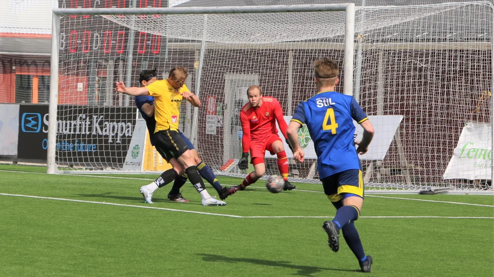 Det blev tredubbelt firande för Isac Wiklund som gjorde två mål för Infjärden – som vann – och säkrade division 3-kontraktet (Arkivbild)