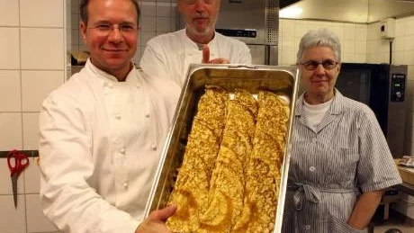 Äggets dag. Gotländska skolor firade på fredagen äggets dag genom att äta pannkokor. Patrich Nährström, Lennart Pettersson och Marie-Louise Kristiansson på Tjelvarskolan gjorde iordning 550 portioner.  FOTO: TOBIAS WALLSTRÖM