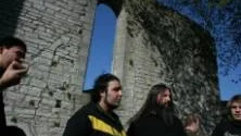 I mitten produktionsledare Sadir Samir och Graves basist Fredrik Isaksson.