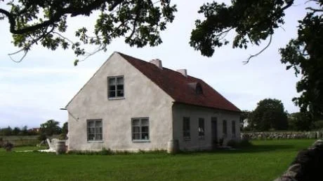VINNANDE STIL. Så här ser det ut, ”Årets gotländska hus 2007”. Det ligger vid Stora Sindarve i Hamra och har enligt juryns motivering en stram och lågmäld arkitektur, som bör prägla ett nybyggt hus i gotländsk stil.                                                                        Foto: Annalena Mosséen