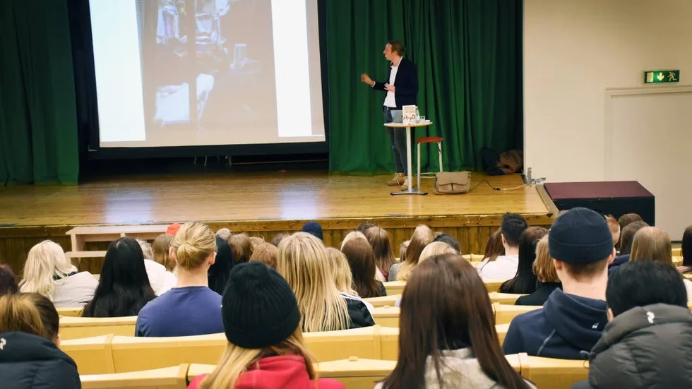 BERÄTTADE. Journalisten och författaren Martin Schibbey berättade om sina upplevelser av fängelsetiden i Etiopien för elever på Hjalmar Lundbohmsskolan.