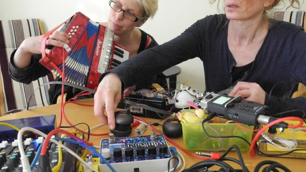 Dragspel. Therese Forsberg, Piteå och Anna Lindkvist, Haparanda, har tillsammans komponerat ”Isbjörnens återkomst” som uruppförs under musikdagarna i Piteå.