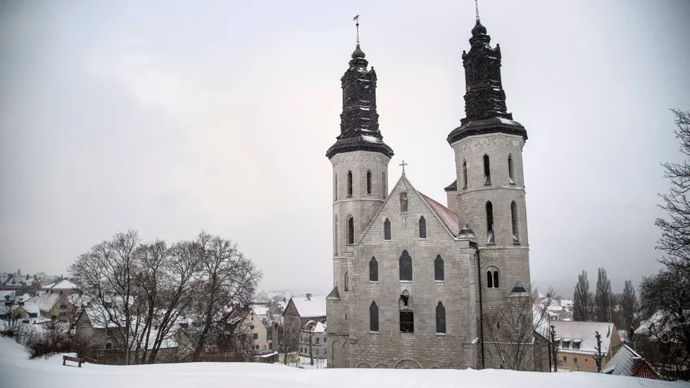 Sedan pandemin har Visby domkyrkoförsamling börjat använda klockspelet på ett nytt sätt. "När man använder klockspelet så här och spelar något lite oväntat, då märker folk det på ett helt annat sätt", säger Alma Hedlund Emilsson.

