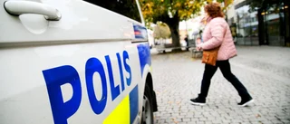 Slog flaska i ryggen på vän – häktas