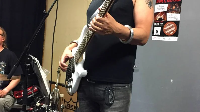Basist. Jonas Singh, Haridevs Kaurs make.