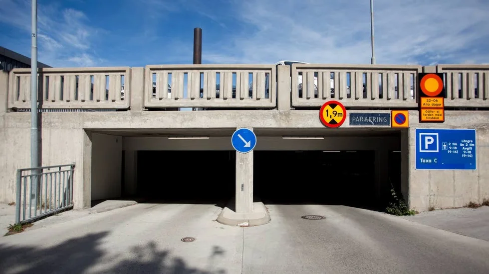 Vid 21-tiden på torsdagskvällen larmades polis och räddningstjänst till Åhlénsgaraget i Visby, då någon tänt eld på några sprayflaskor i anslutning till en parkeringsautomat. 