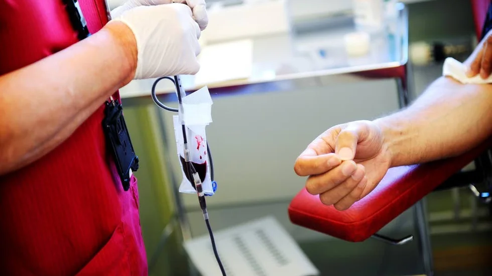 Blodgivare. För att bli blodgivare måste man ha fyllt 18 år och väga mer än 50 kilo. Bra ådror är också en förutsättning för att man ska kunna ge blod.