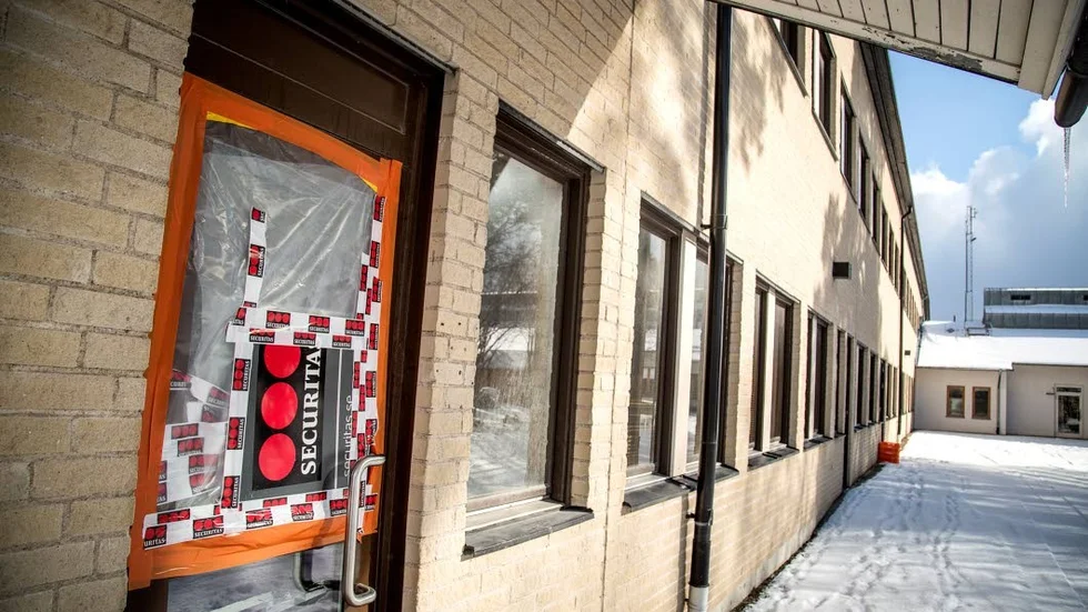 Tjuvarna tog sig in genom en krossad ruta i Desideriahuset på Wisbygymnasiet.