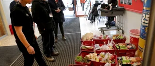 De skänker överbliven mat till behövande