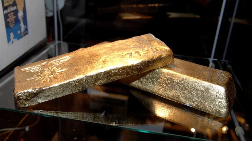 Guld. Tre guldtackor till ett värde av 100 000 kronor stals ur bostaden i innerstan. Allt stöldgods har ännu inte hittats.