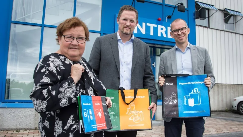 Källsortering. Kommnalråden Yvonne Stålnacke och Niklas Nordström och Luleå renhållnings vd Erik Öhrling (mitten) visar de källsorteringspåsar som ska delas ut till LTU:s studenter.