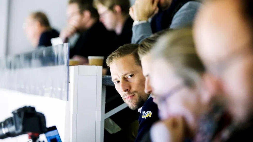 Läktarplats. Luleå Hockeys före detta lagkapten Chris Abbott följde matchen mot sitt nuvarande lag HV71 från pressläktaren.