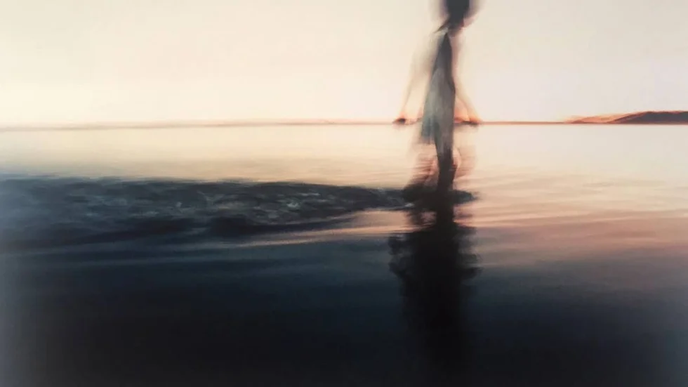 Fotot "American honey". Kajsa Breitholtz har ibland människor med i sina fotografier, men då mer som skepnader.