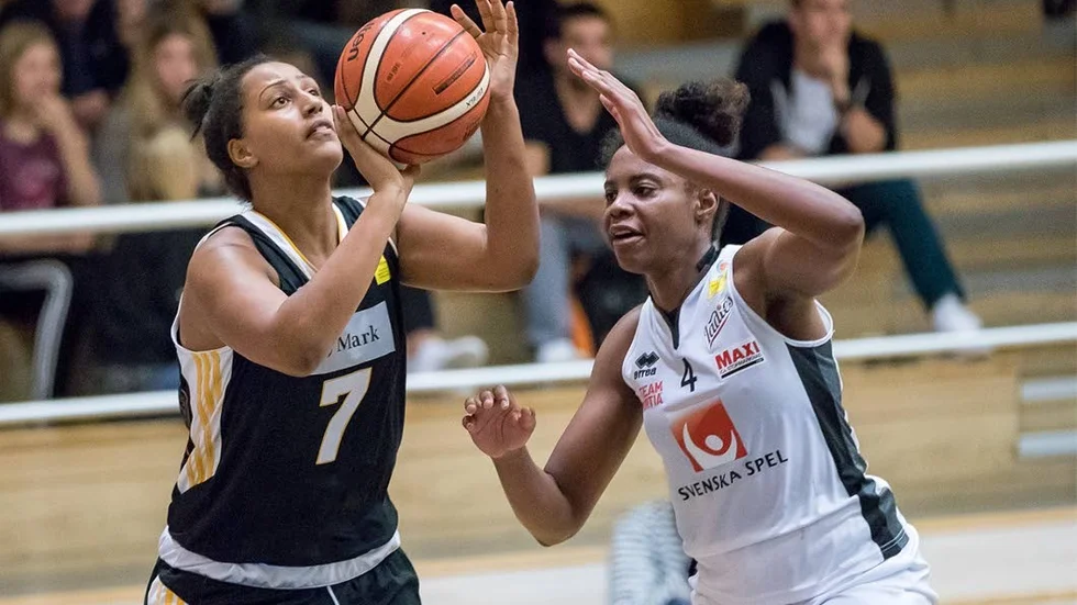 Senait Ghebremeskel (till vänster).