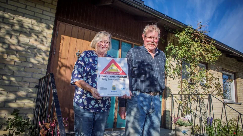 Britt och Sylve Gillerfors ska sätta upp skyltar i kvarteret som varnar utomstående om att det finns grannsamverkan i kvarteret.