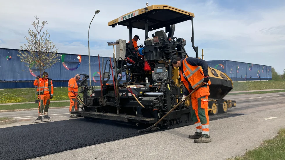 Nu är det dags för årets stora asfaltsarbeten i Eskilstuna. Så här såg det ut när Skogstorpsvägen asfalterades för några år sedan.