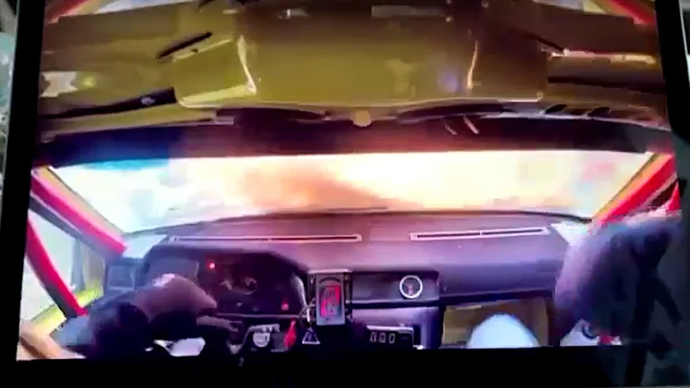 Här ser man hur bilen fattar eld.