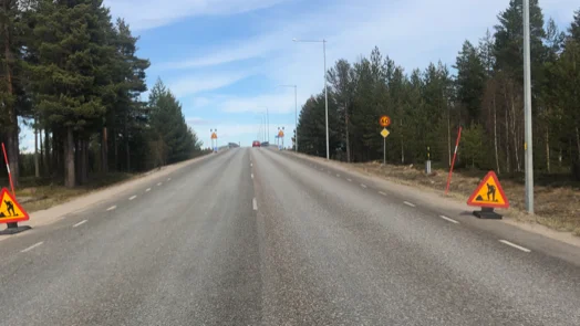 Insändarskribenten tycker att man ska täcka över varningsskyltar vid vägarbeten, då arbetsdagen är slut.