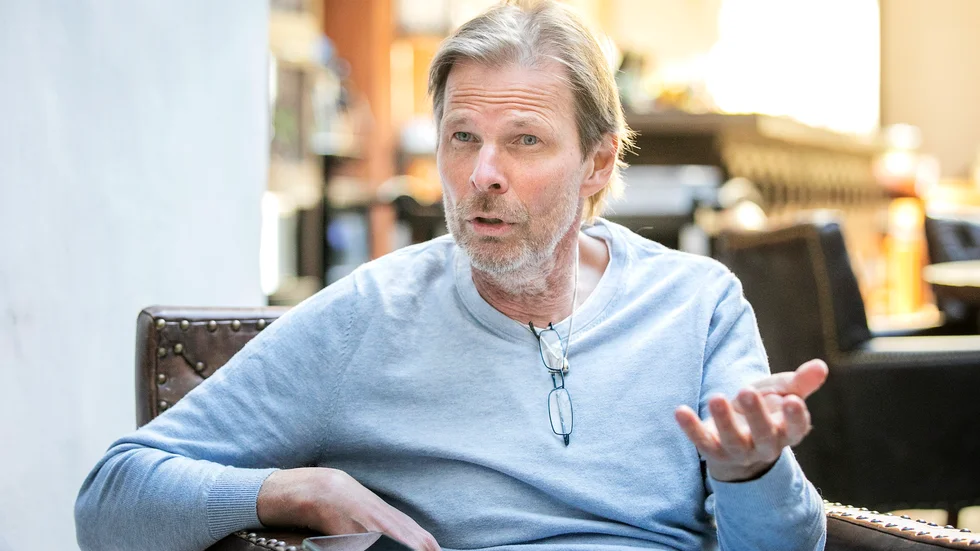 Daniel Bergman stortrivdes som vårdanställd och hade inga planer på att bli författare. Sedan kom beskedet som kullstadade allt. "När jag blev svårt sjuk kunde jag inte jobba vidare, så jag blev sittande hemma och tänkte: Vad i helvete ska jag göra nu?"