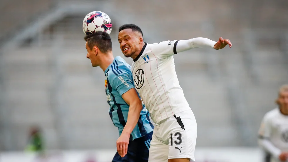Djurgårdens Haris Radetinac (tv) och Malmös Martin Olsson under måndagens fotbollsmatch i allsvenskan mellan Djurgården och Malmö FF på Tele2 Arena.