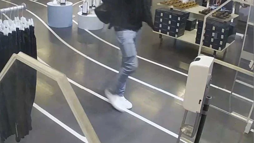 Med kläder för drygt 3 000 kronor i specialväskan kunde 31-åringen passera larmbågen utan att larmet aktiverades.