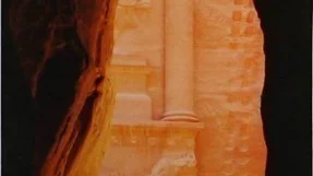 Emilia Burchmore har skapat kvinnliga former av den historiska arkitekturen i Jordanien.