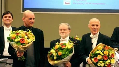 Peter van Tour, tvåa från vänster, mellan Karol Wroniszewski och Henryk Giza från Multi Camerata och Blåsarkvintettens Zbigniew Jakubowski, till höger, hyllades med blommor efter uruppförandet av "Circles and Clouds" vid konserten i Haag. foto: thomas danielsson