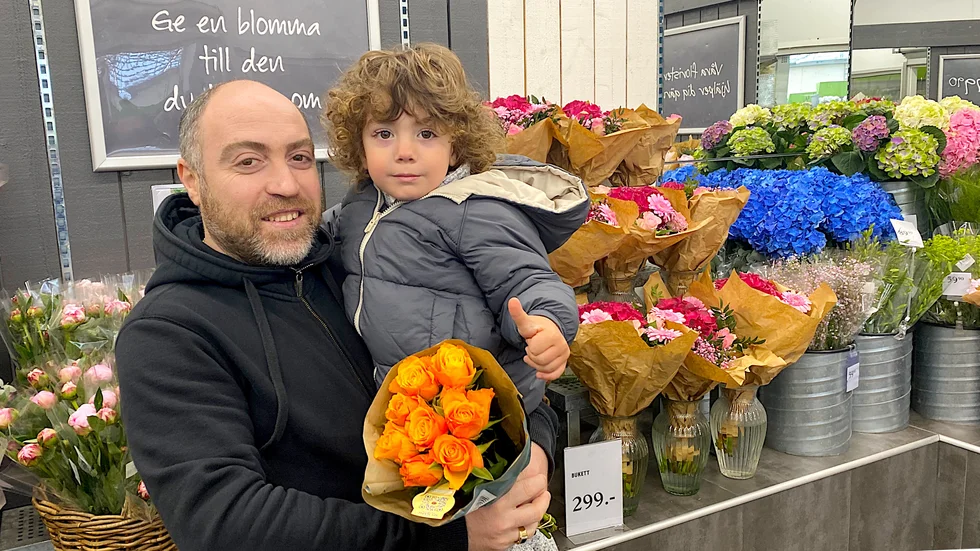 Karen Tadevosyan och sonen Monte väljer ut en bukett rosor till Mors dag från Monte och hans tre bröder Yuri, Davit och Ruben. "Men jag brukar ge blommor till min fru varje vecka" säger Karen. 