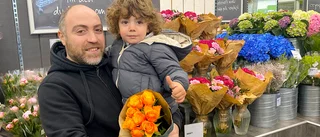 De firar mor med blommor, kaffe och konjak