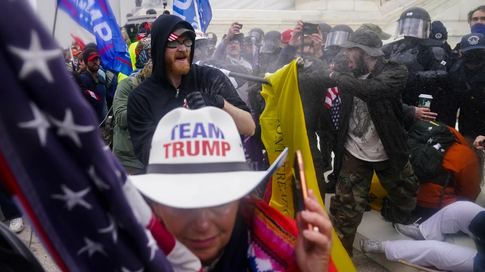 Trumpanhängare försöker ta sig förbi polis och vakter utanför Kapitolium den 6 januari 2021. Arkivbild.