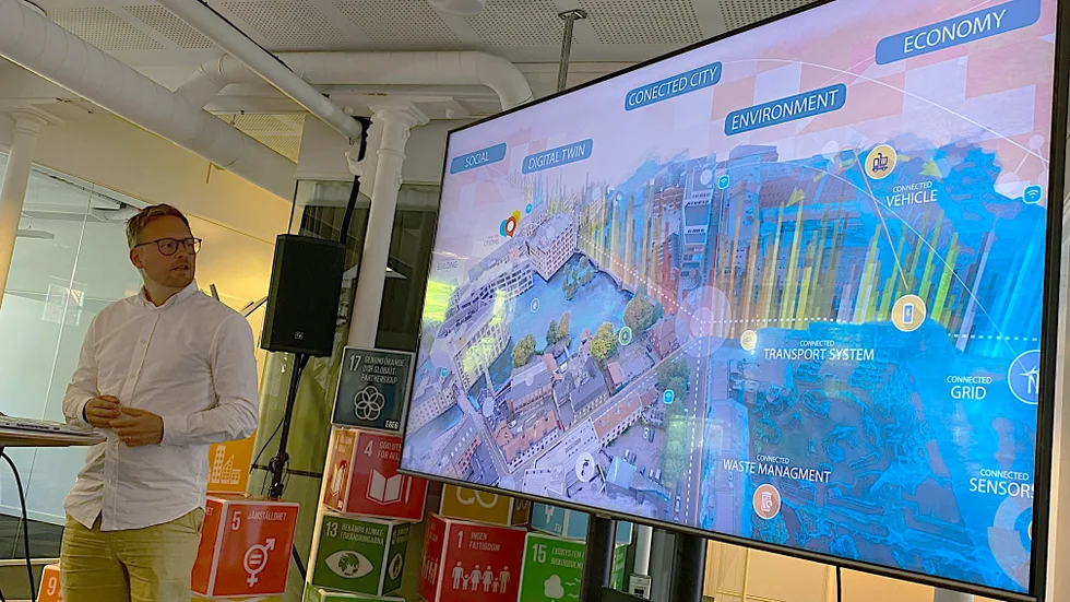 Erik Telldén, strateg vid samhällsbyggnadskontoret, berättade om projektet "SimStad", en digital tvilling av Norrköping, vid en samling på Coffice i Strykbrädan på tisdagen.