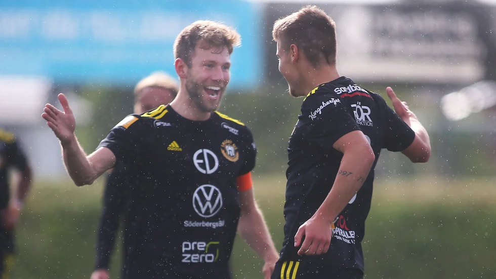Daniel Rann och Casper Frisk jublar efter Frisks straffmål.