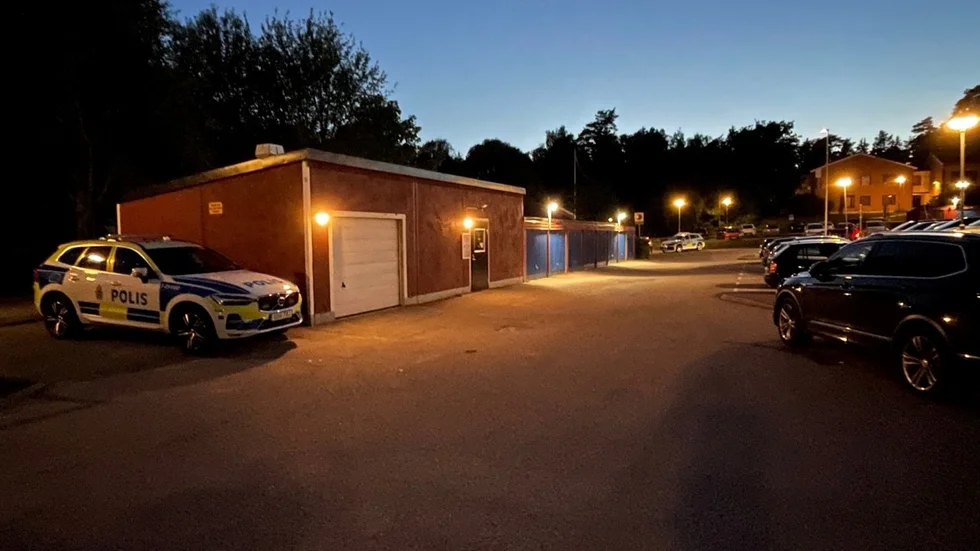 Polisen gjorde en insats i Gottsunda natten mot söndag. Tre personer greps misstänkta för bland annat narkotikabrott.