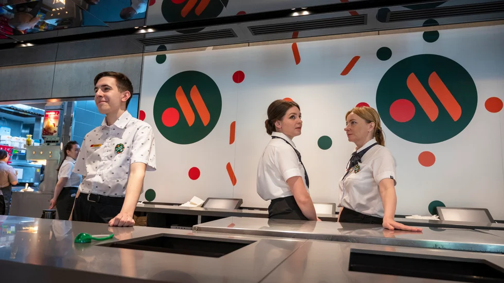 Snabbmatskedjan ”Vkusno & tochka”, som kan översättas med ”Smaskens – helt enkelt”, öppnar i Ryssland i McDonald's tidigare lokaler.