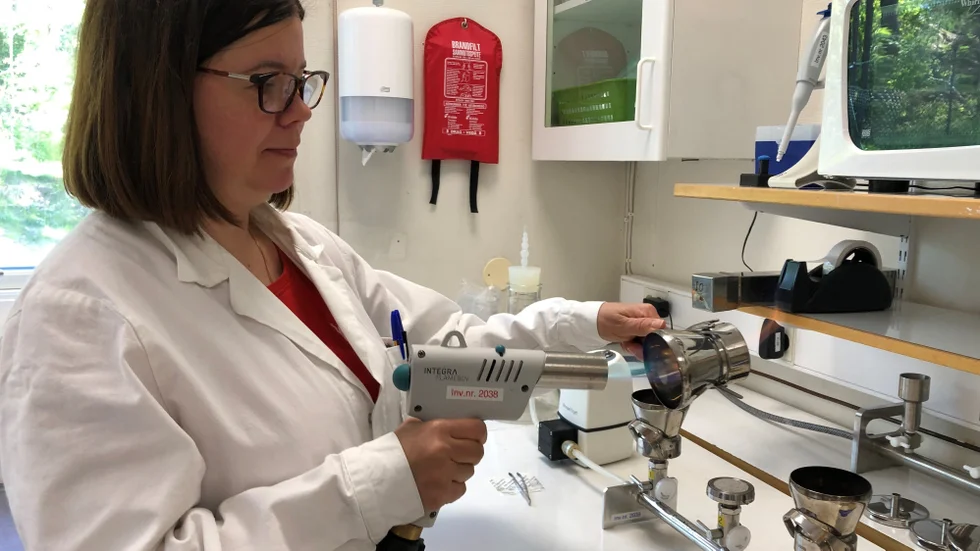 Tove Forsberg är mikrobiolog och kvalitetsansvarig vid laboratoriet. Här steriliserar hon analysutrustningen.
