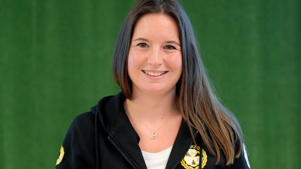 Angelica Östlund har spelat både bandy och ishockey på elitnivå. Nu tar hon sig an ännu en utmaning. Denna gång som tränare för Brynäs damjuniorer.