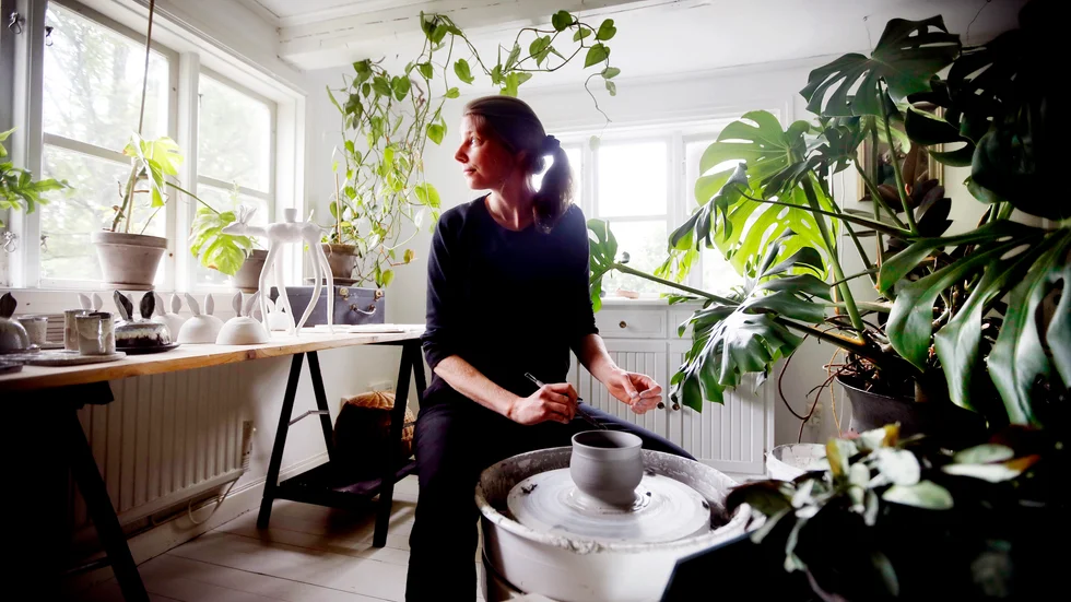 Vardagsrummet blev en studio där grönskan inspirerar. "Jag är färgglad på insidan. Men när jag uttrycker mig är det i jordnära färger", säger keramikern Josefin Falk. 