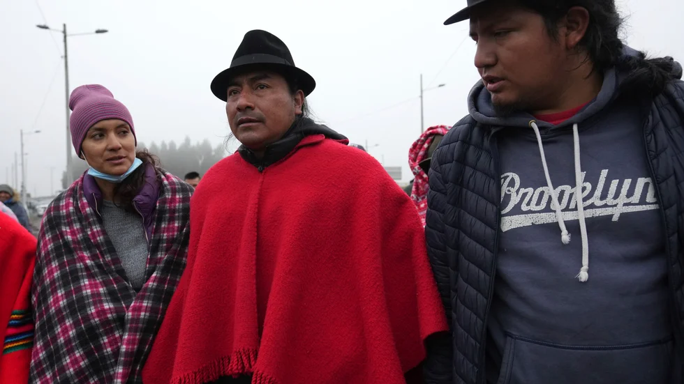 Leonidas Iza (mitten) tillsammans med demonstranter i Cotopaxi under protesterna i måndags.