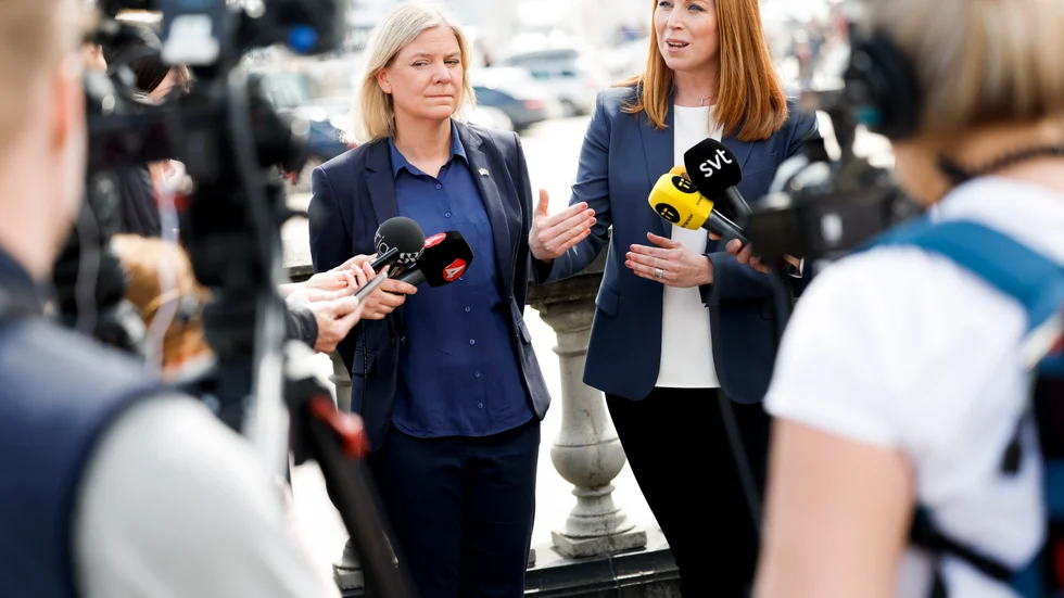 Annie Lööfs (till höger i bild) besked om att Centerpartiet stödjer regeringens vårändringsbudget innebär ett tydligare kliv mot det röda blocket och statsminister Magdalena Andersson (S) (till vänster i bild), säger två statsvetare. Arkivbild.