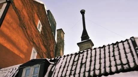 Vi måste bli bättre på att släcka eldstäderna, menar Brandförebyggarna Gotland. Huset på bilden har inget med artikeln att göra.