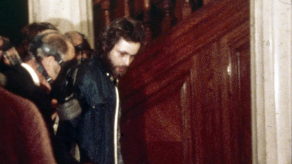 Det är osunt att hylla brottslingar, skriver Anders Lindholm.  Bilden visar när polisen griper Clark Olofsson efter det sex dagar långa gisslanramat på Norrmalmstorg i Stockholm  1973.