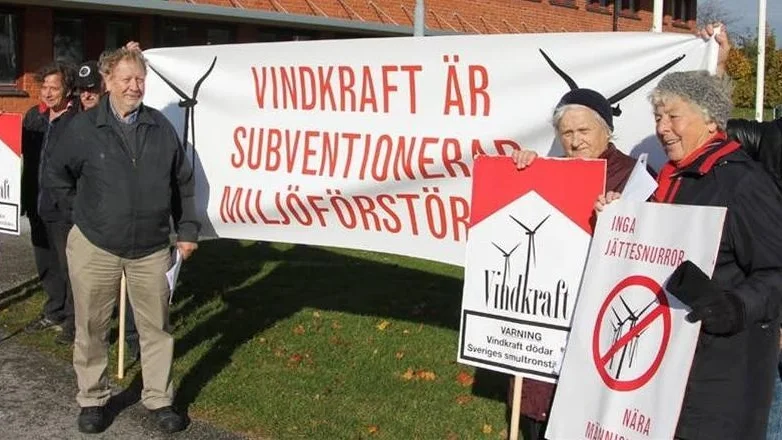 Föreningen Värna det gotländska kulturlandskapet håller en manifestation mot vindkraft utanför länsstyrelsen.