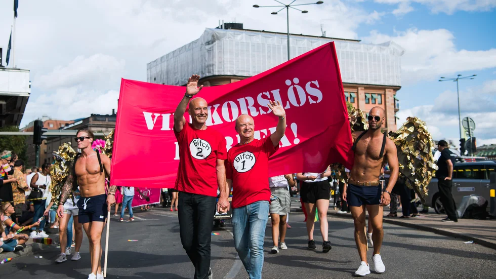 Jonas Gardell har gått i prideparaden många gånger. Nu deltar han för första gången på en utanför Stockholm och det blir i Boden. På bilden går han tillsammans med sin man Mark Levengood.